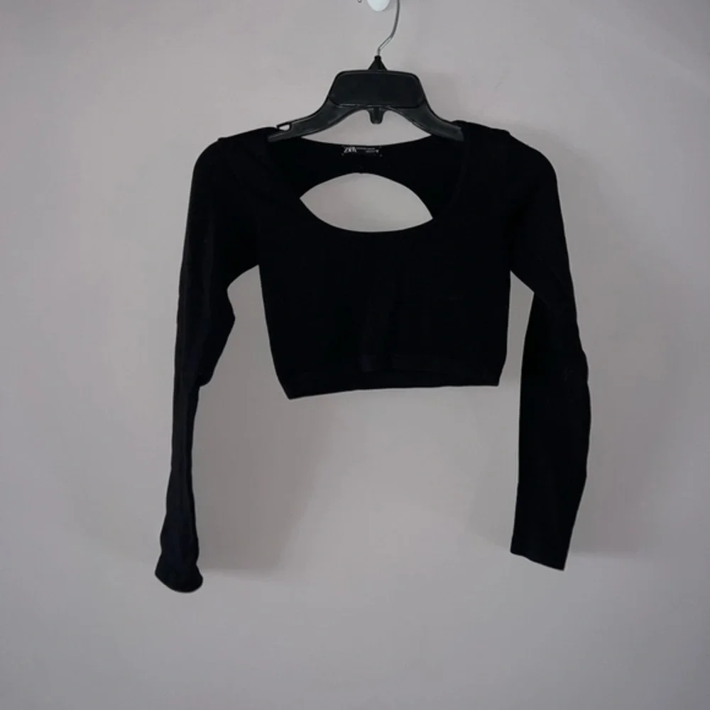 Black Long Sleeve Crop Top Black long sleeve ribbed cropped top Zara XS